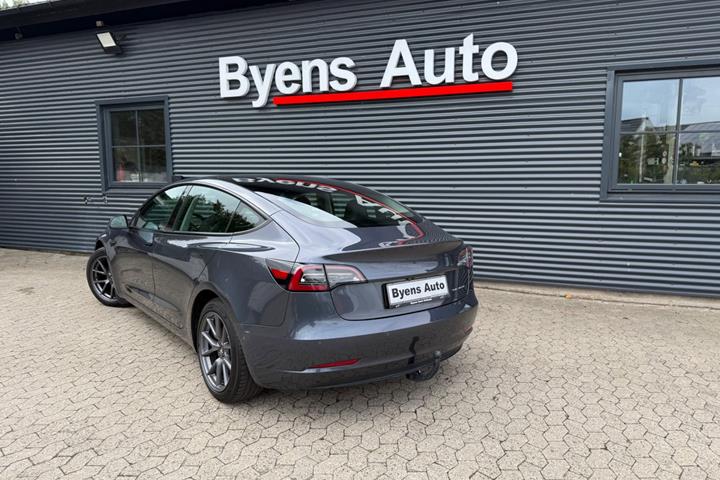 Grå Tesla Model 3 fra 2021