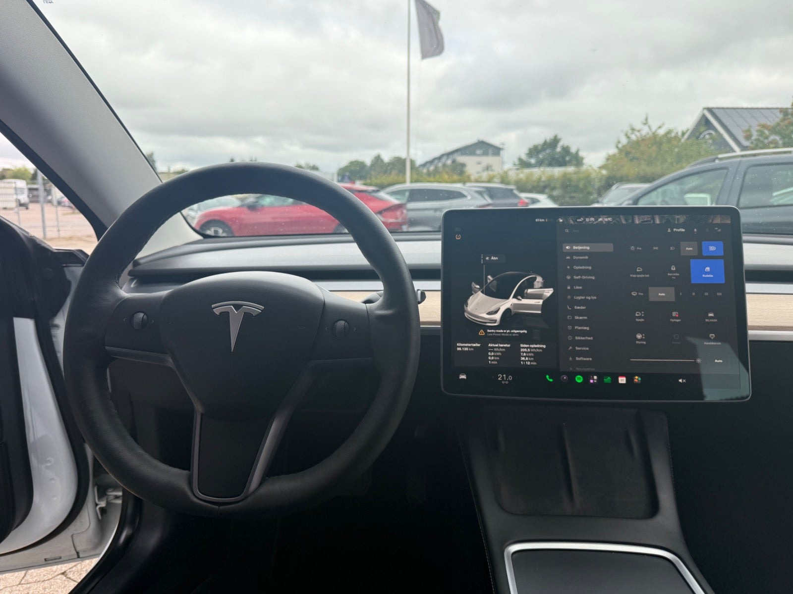 Grå Tesla Model 3 fra 2021