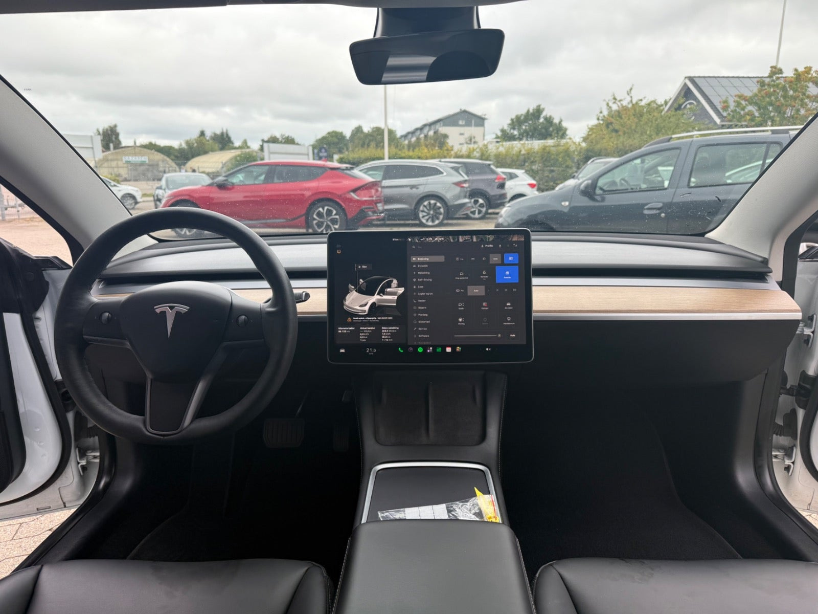 Grå Tesla Model 3 fra 2021