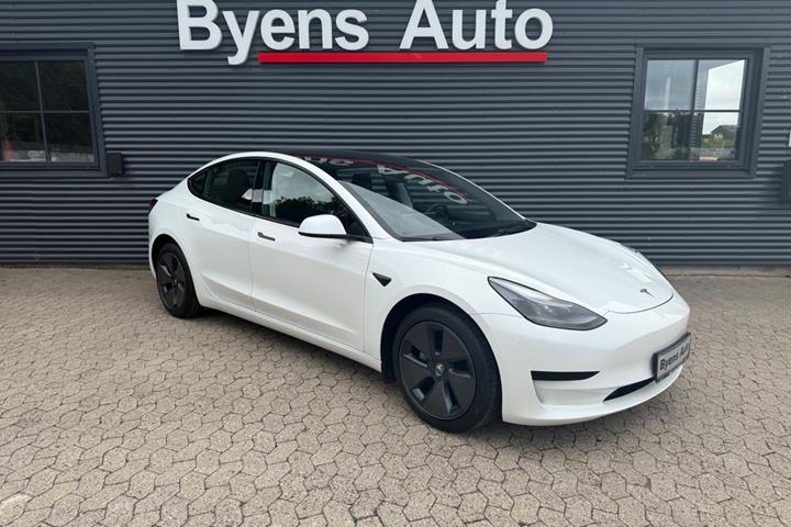Hvid Tesla Model 3 fra 2022 set udefra