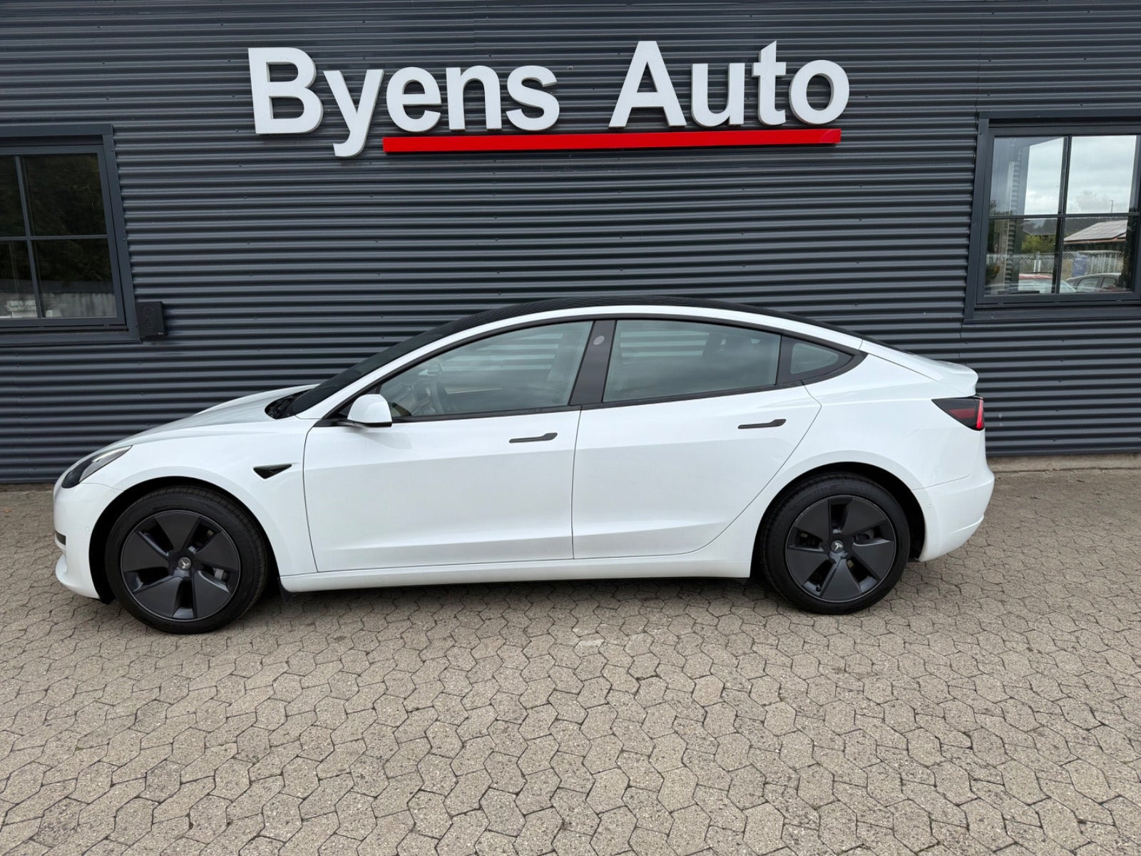 Hvid Tesla Model 3 fra 2022