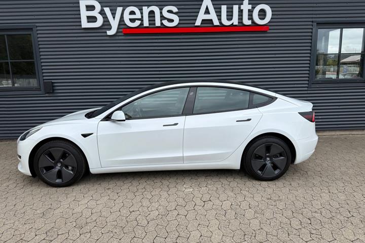 Hvid Tesla Model 3 fra 2022