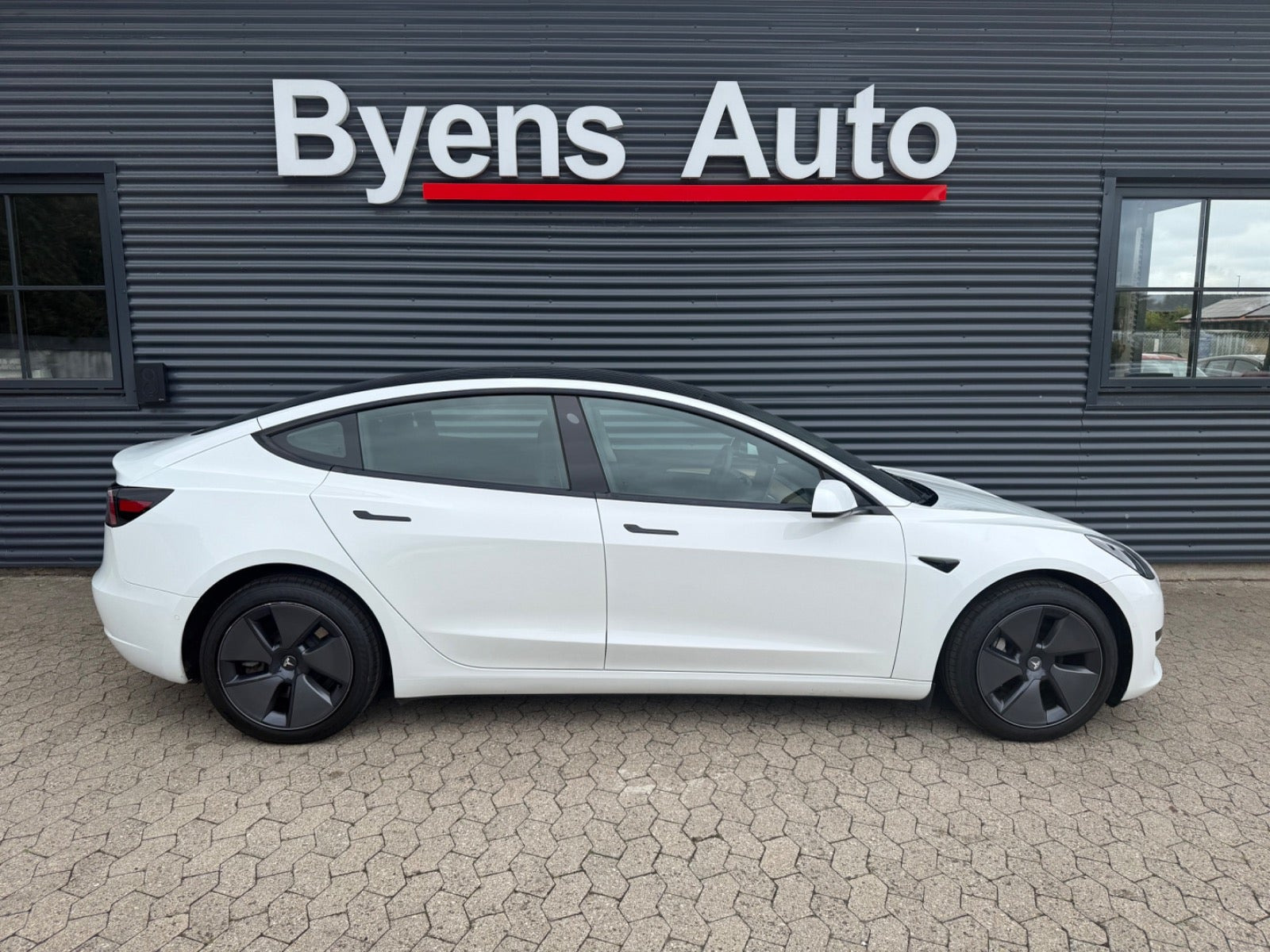 Hvid Tesla Model 3 fra 2022