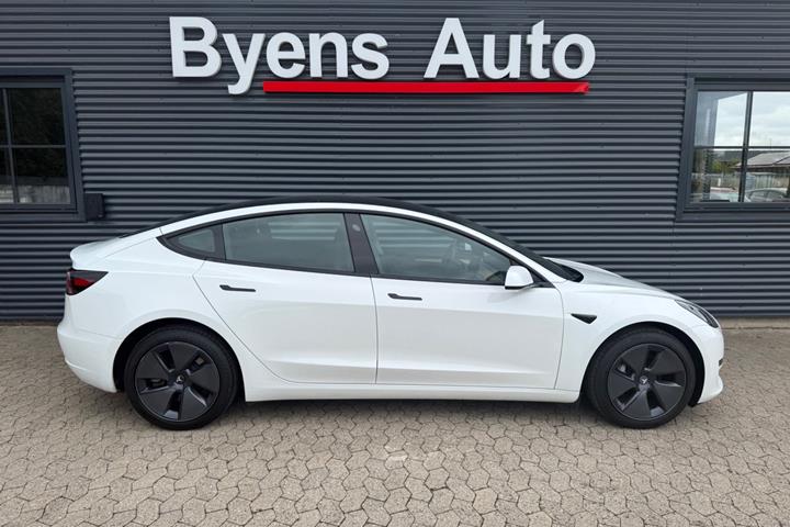 Hvid Tesla Model 3 fra 2022