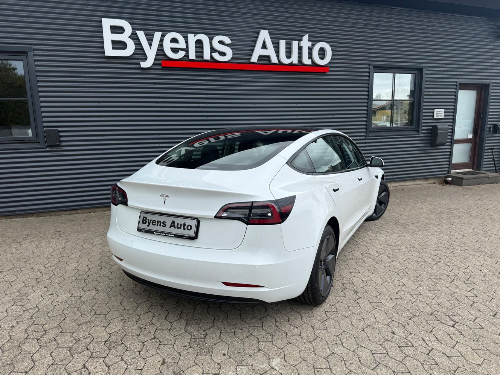Hvid Tesla Model 3 fra 2022