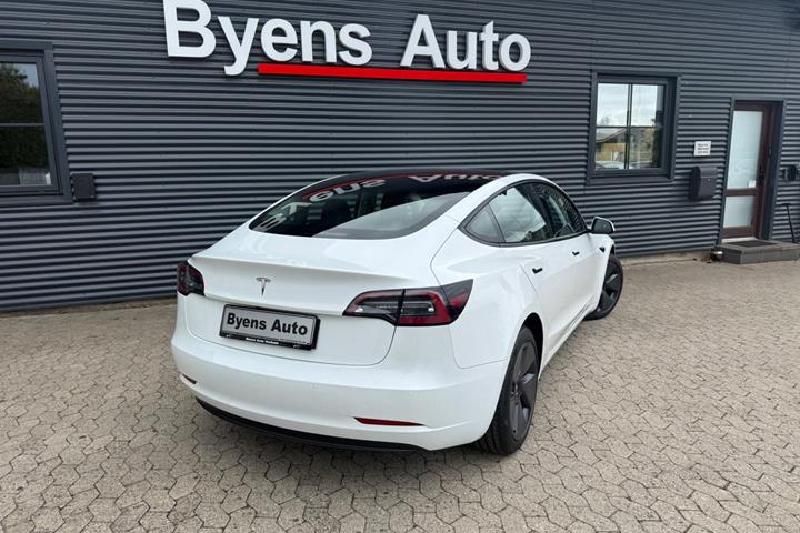 Hvid Tesla Model 3 fra 2022