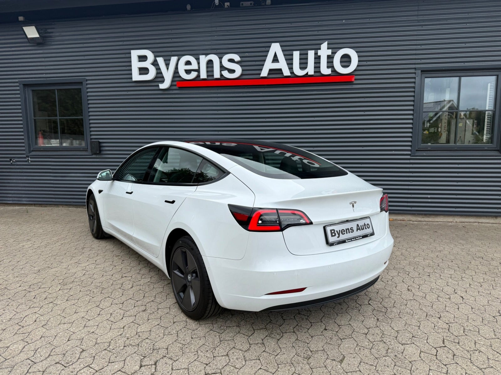 Hvid Tesla Model 3 fra 2022