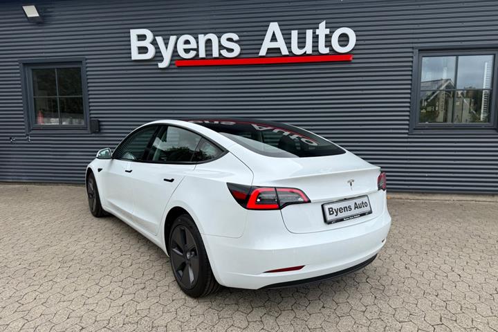 Hvid Tesla Model 3 fra 2022