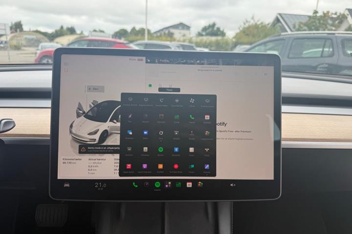 Hvid Tesla Model 3 fra 2022
