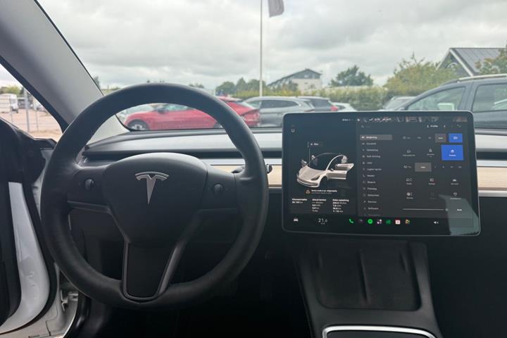 Hvid Tesla Model 3 fra 2022