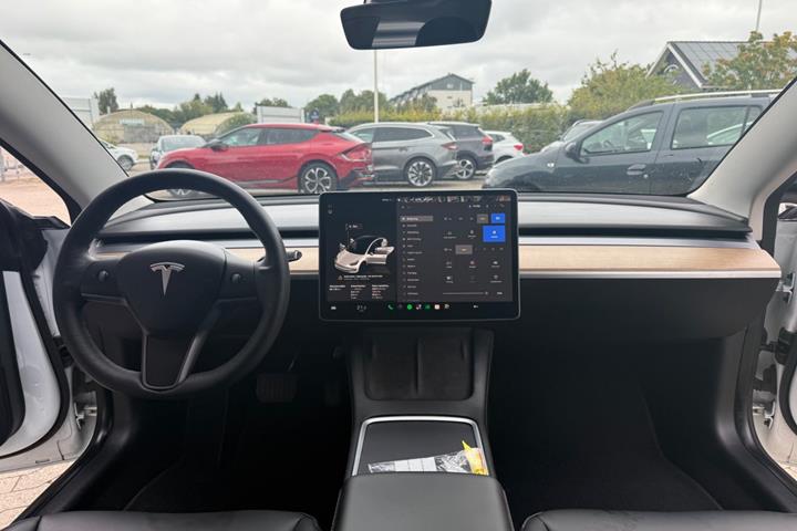 Hvid Tesla Model 3 fra 2022