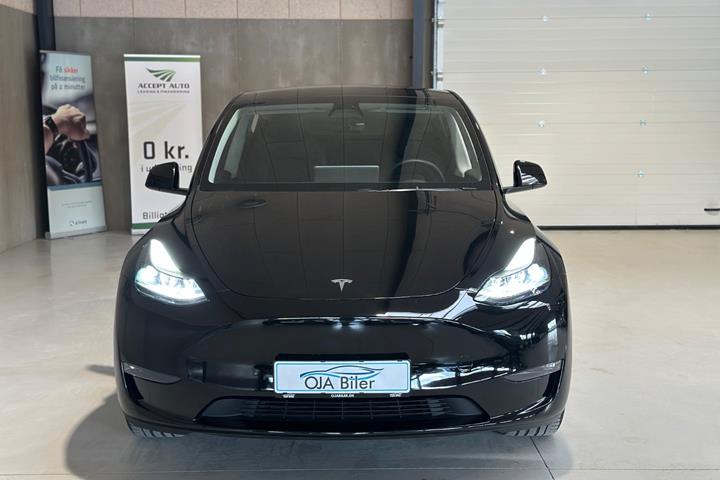 Sort Tesla Model Y fra 2022