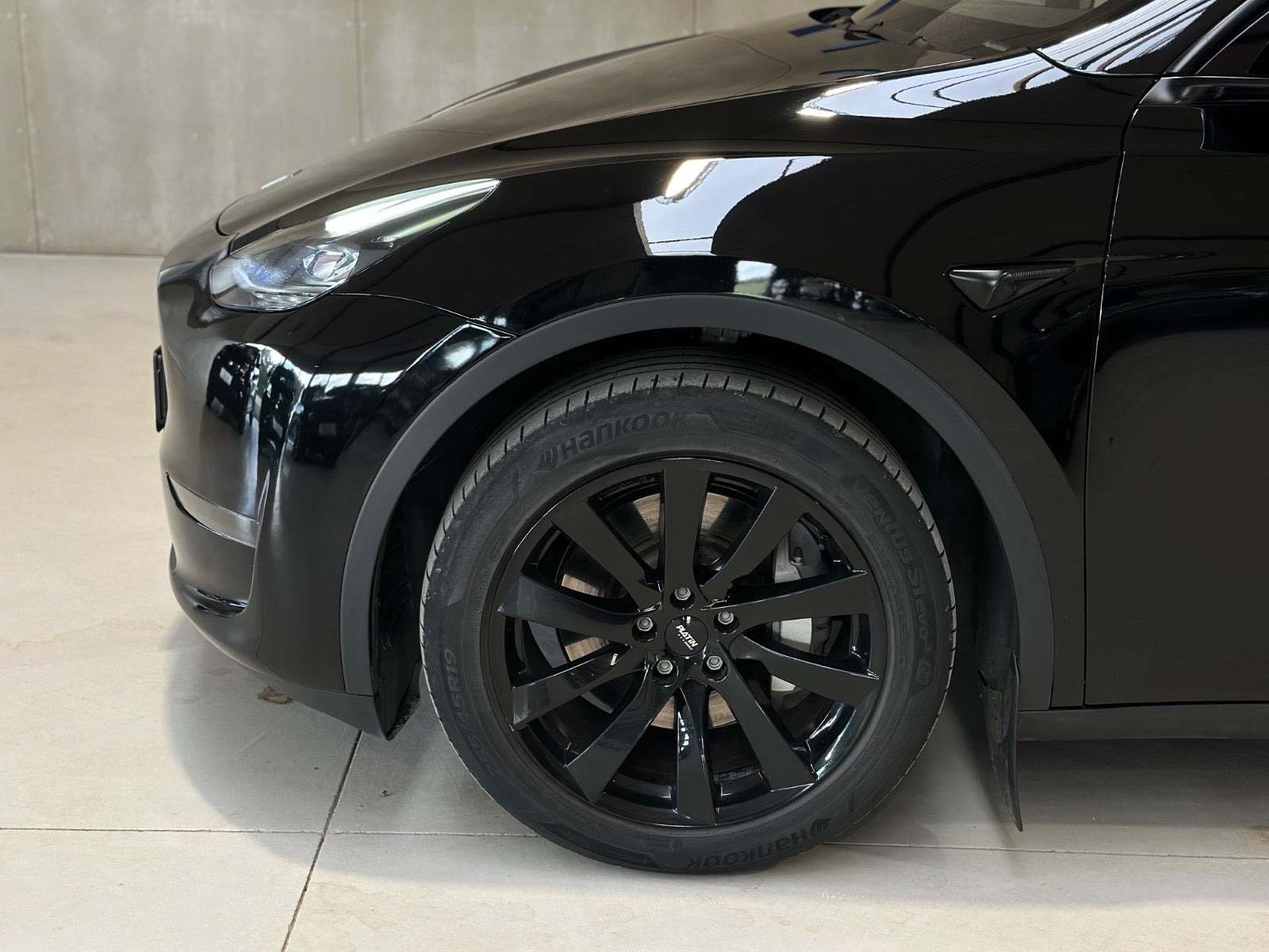 Sort Tesla Model Y fra 2022