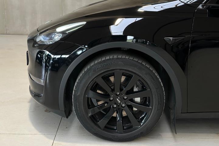 Sort Tesla Model Y fra 2022