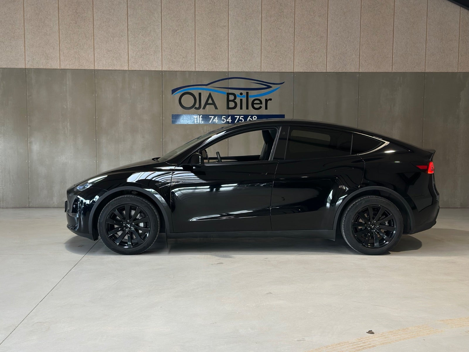 Sort Tesla Model Y fra 2022