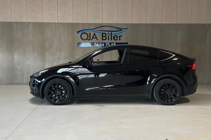 Sort Tesla Model Y fra 2022