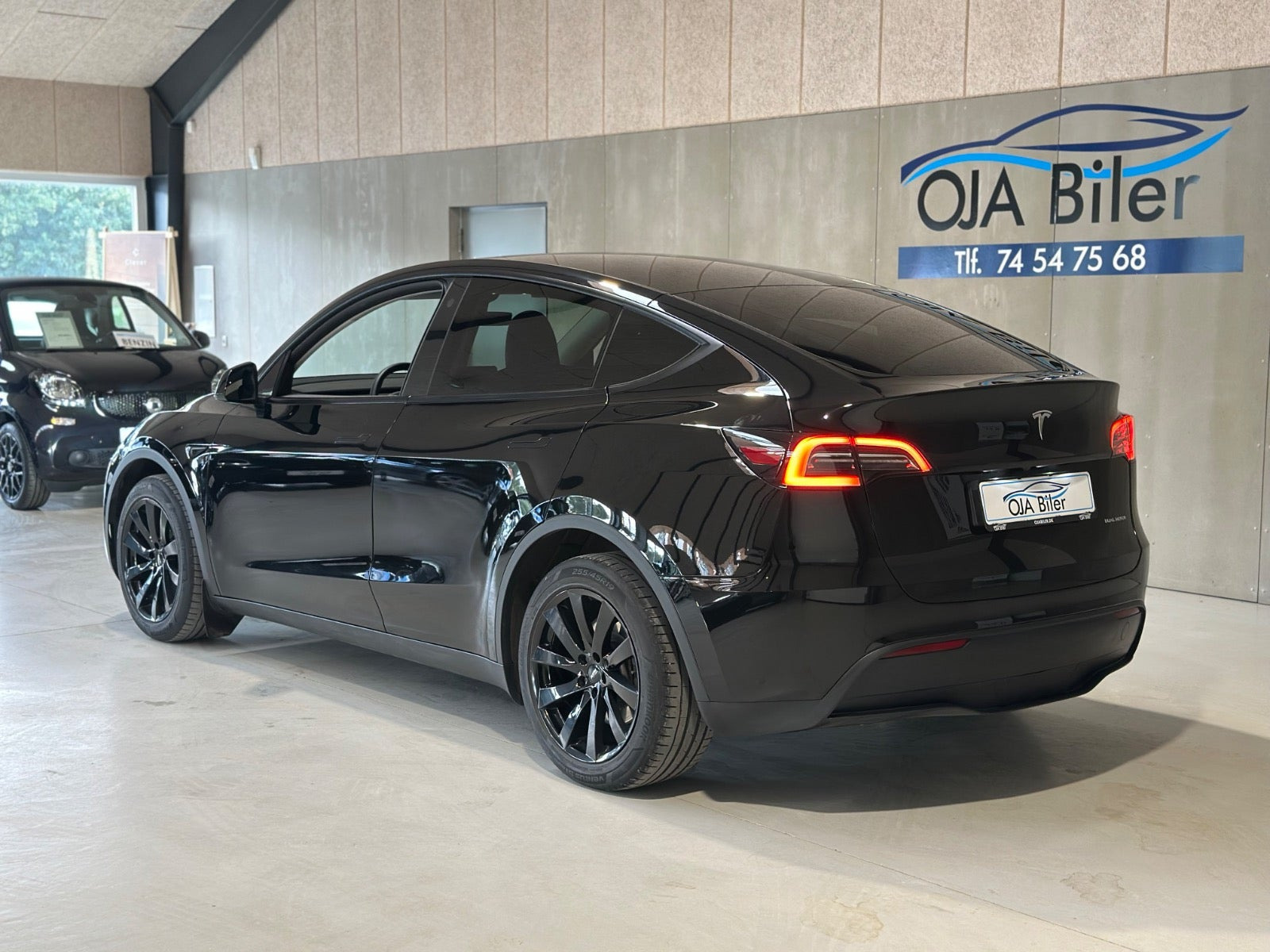 Sort Tesla Model Y fra 2022