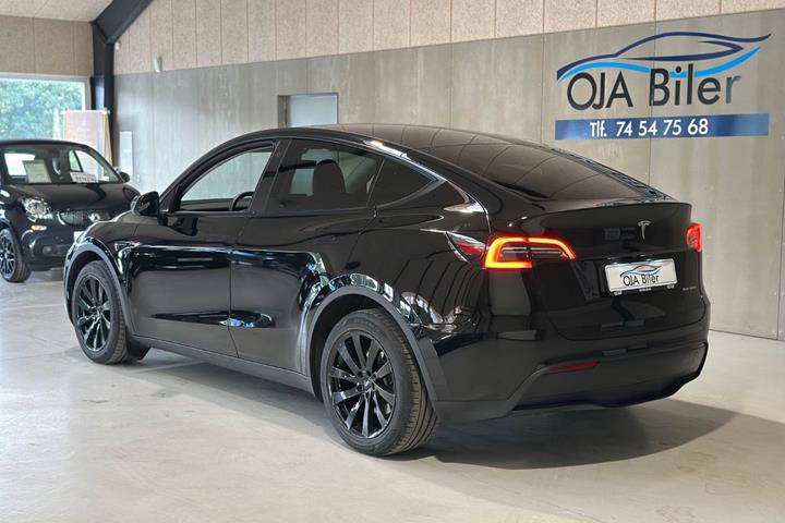 Sort Tesla Model Y fra 2022