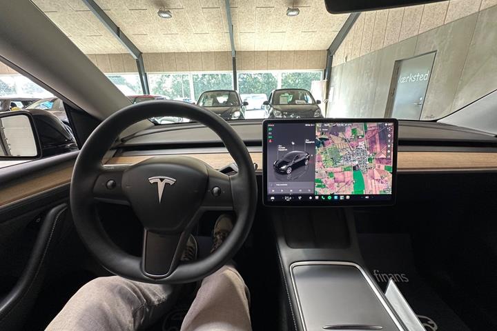 Sort Tesla Model Y fra 2022