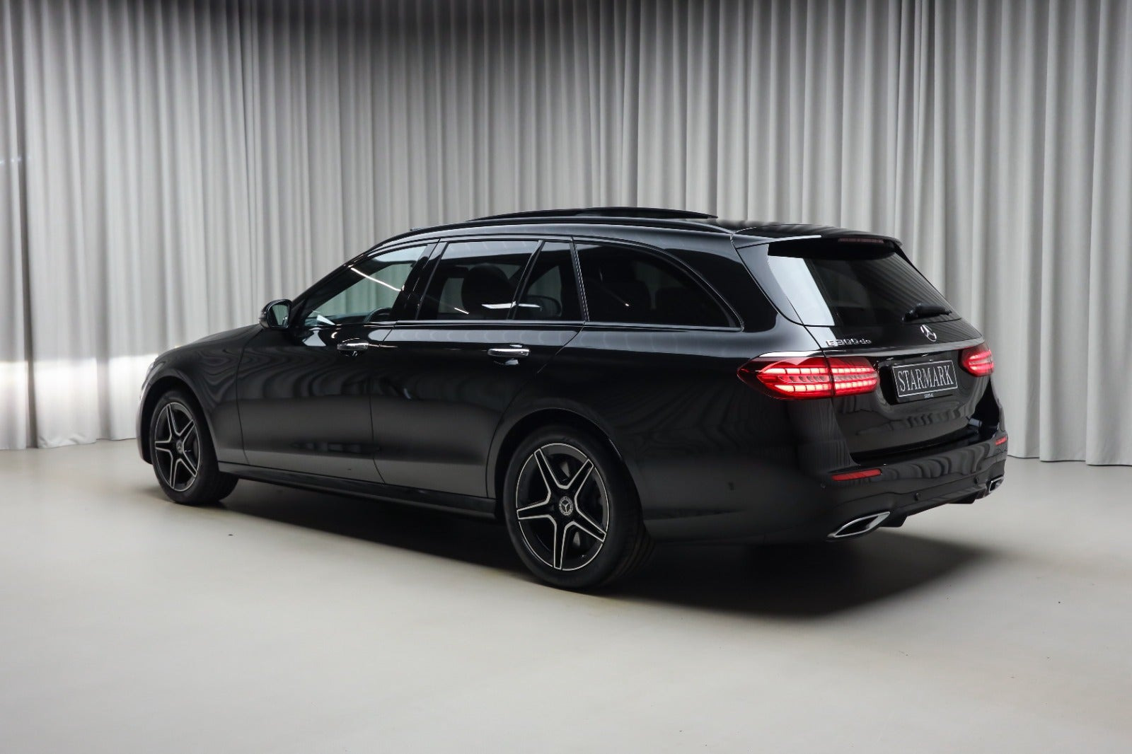 Sort Mercedes E300 de fra 2023