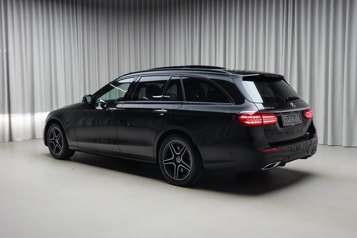 Sort Mercedes E300 de fra 2023