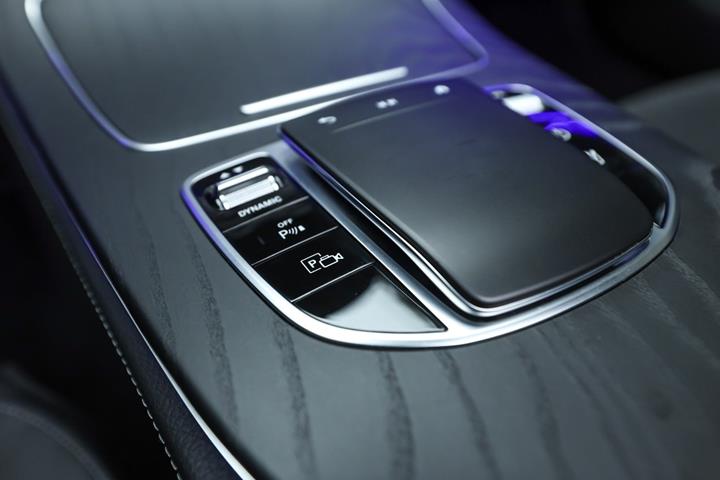 Sort Mercedes E300 de fra 2023