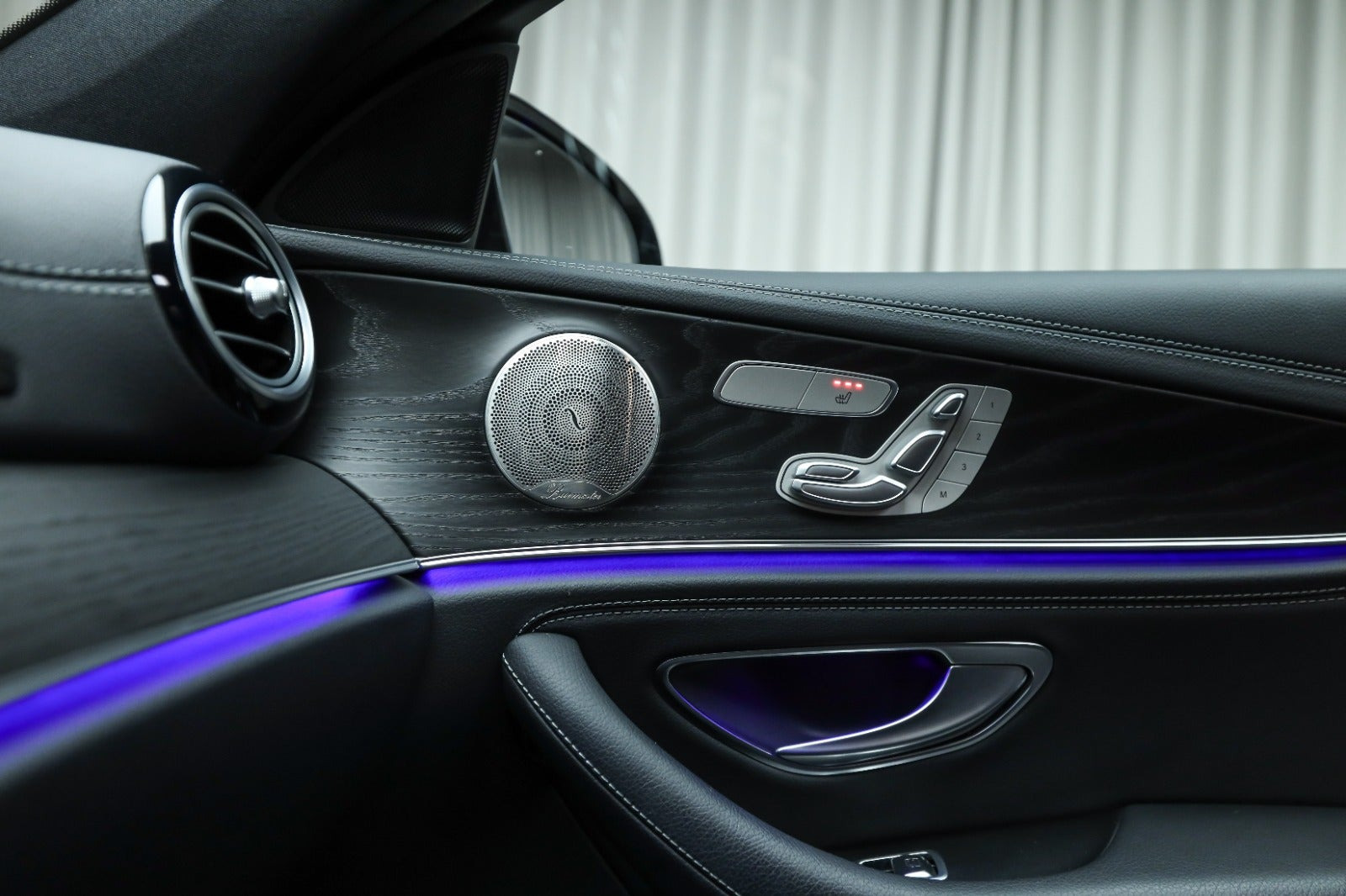 Sort Mercedes E300 de fra 2023
