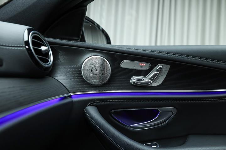 Sort Mercedes E300 de fra 2023