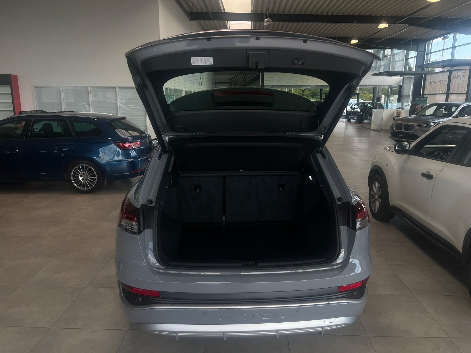 Grå Audi Q4 e-tron fra 2025