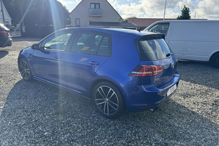 Blå VW Golf fra 2016
