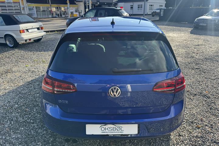 Blå VW Golf fra 2016