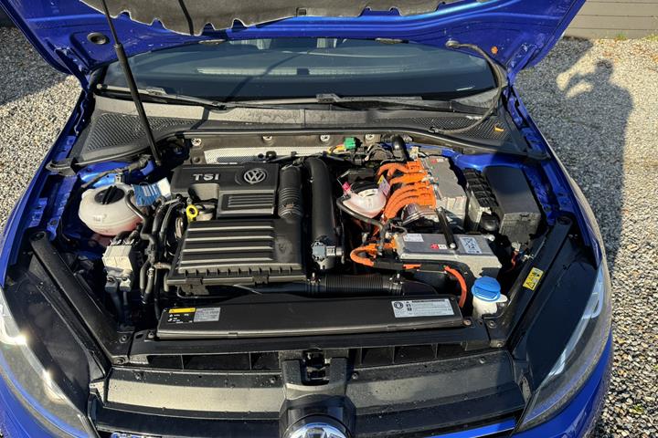 Blå VW Golf fra 2016