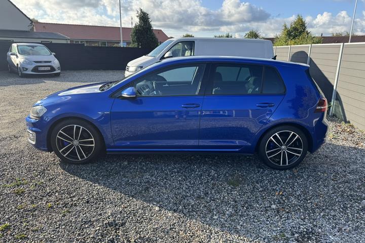 Blå VW Golf fra 2016