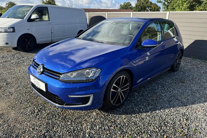 Blå VW Golf fra 2016