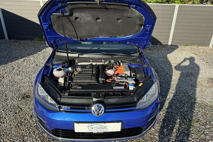 Blå VW Golf fra 2016