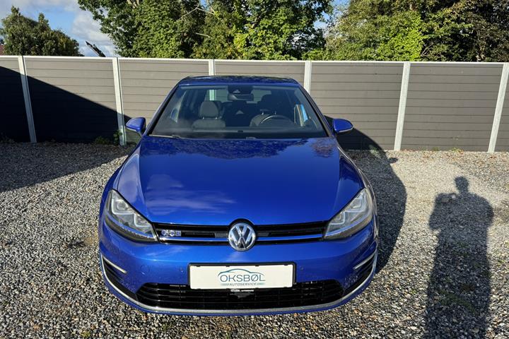 Blå VW Golf fra 2016