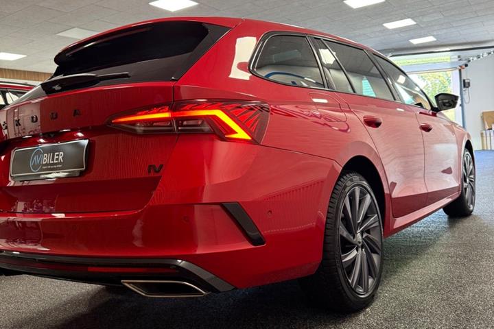 Grå Skoda Octavia fra 2022