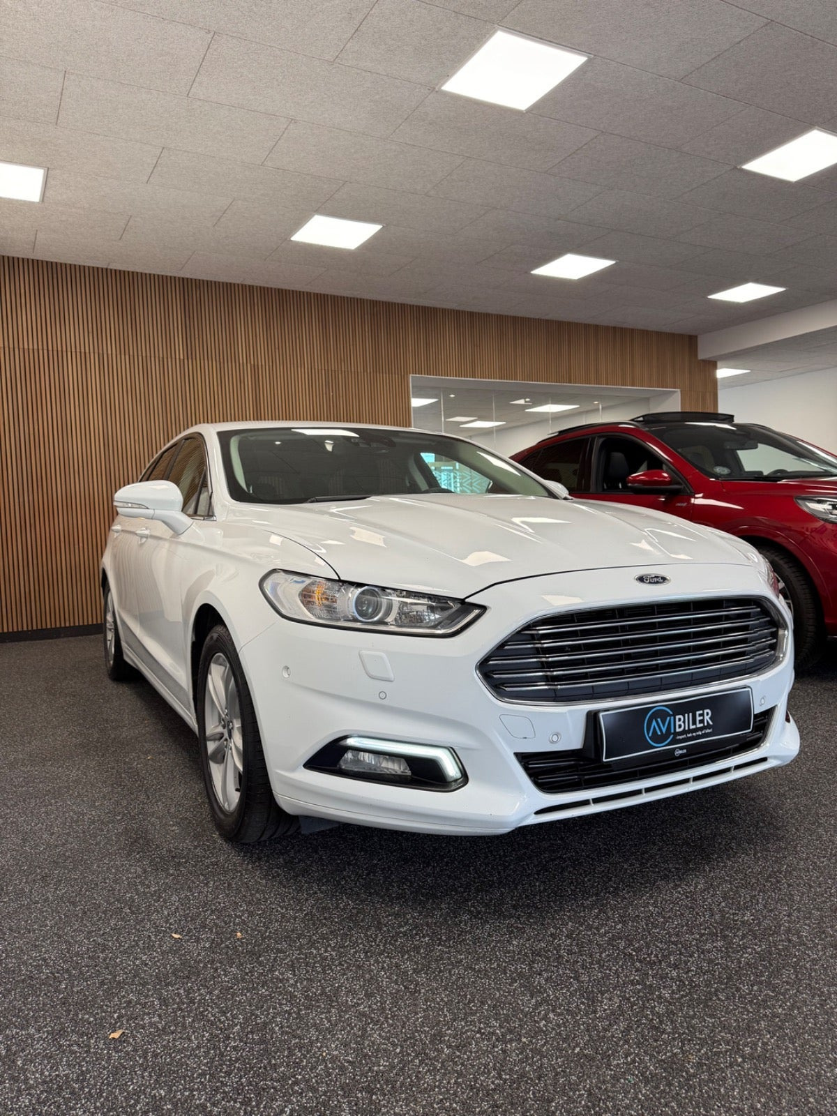 Hvid Ford Mondeo fra 2019