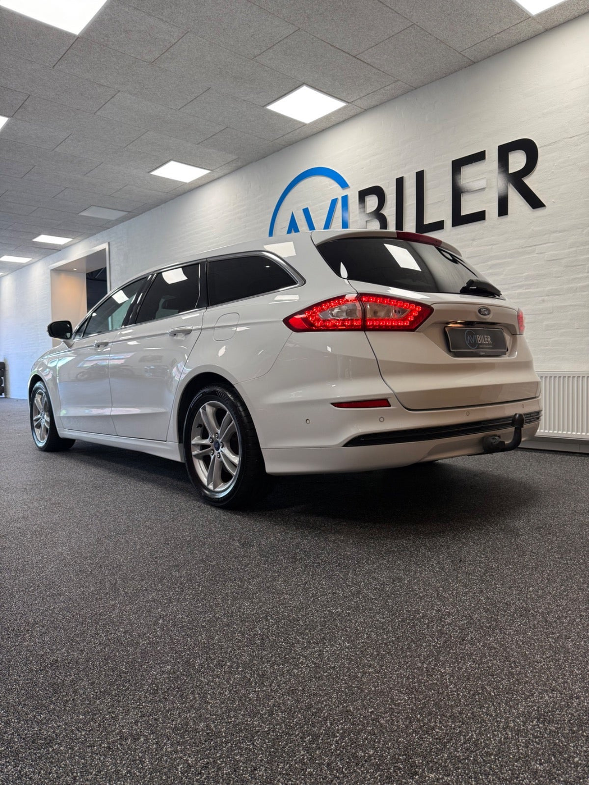 Hvid Ford Mondeo fra 2019