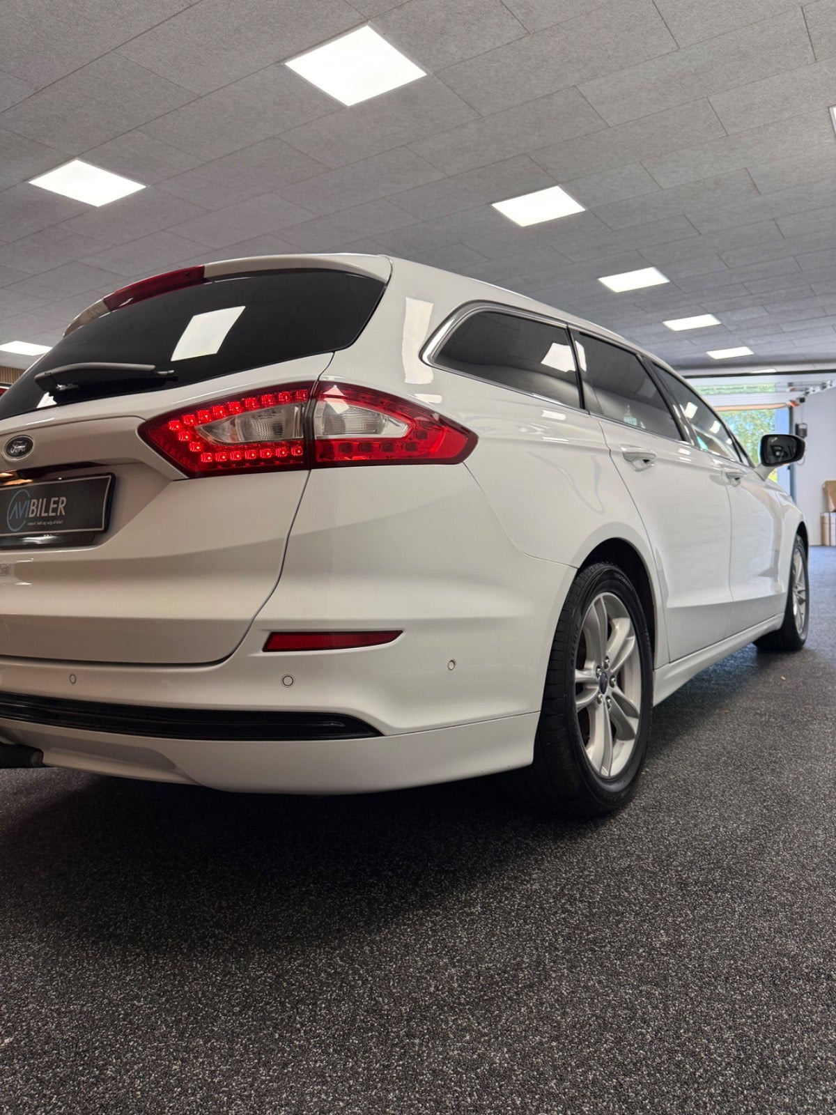 Hvid Ford Mondeo fra 2019