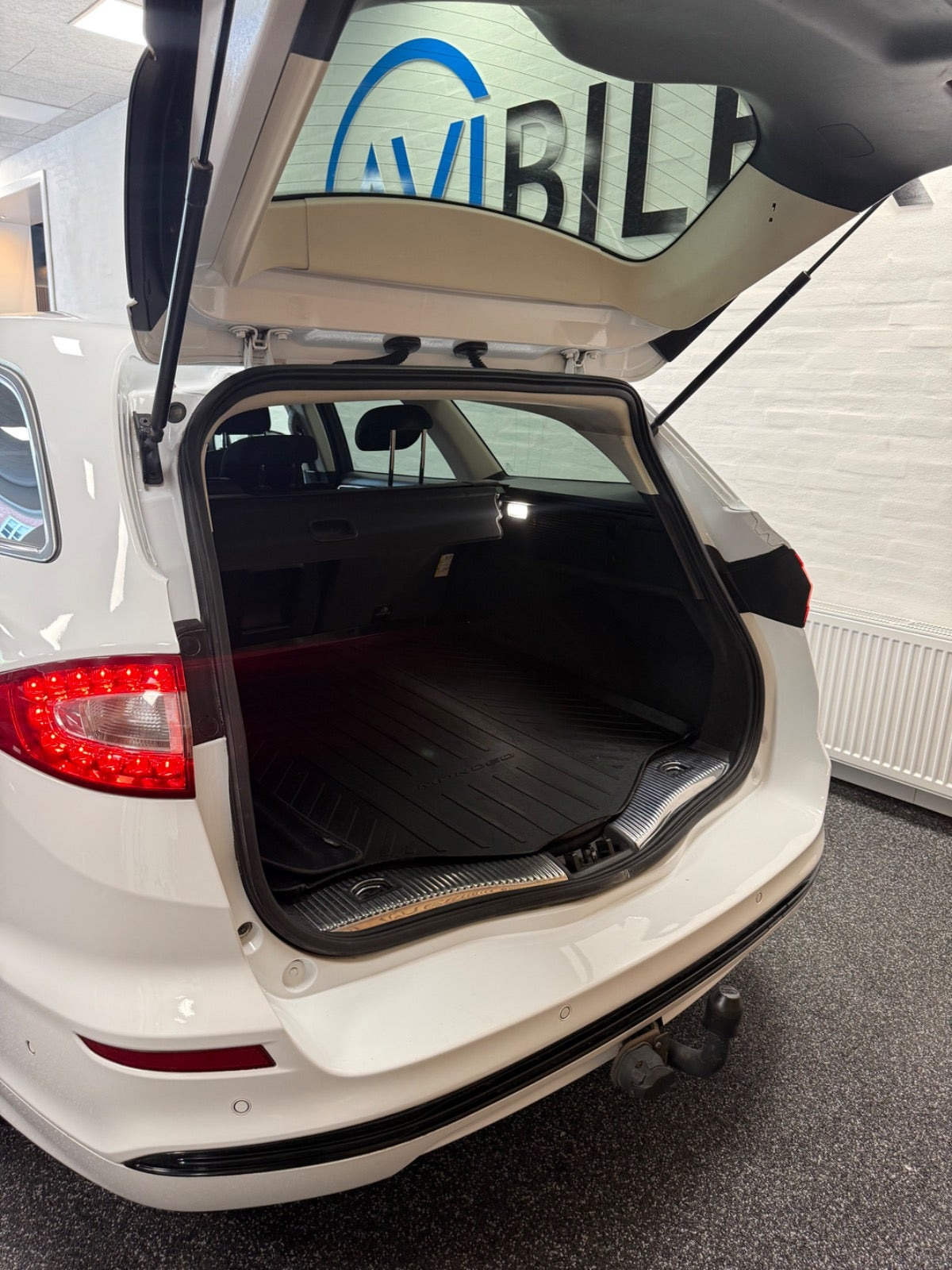 Hvid Ford Mondeo fra 2019