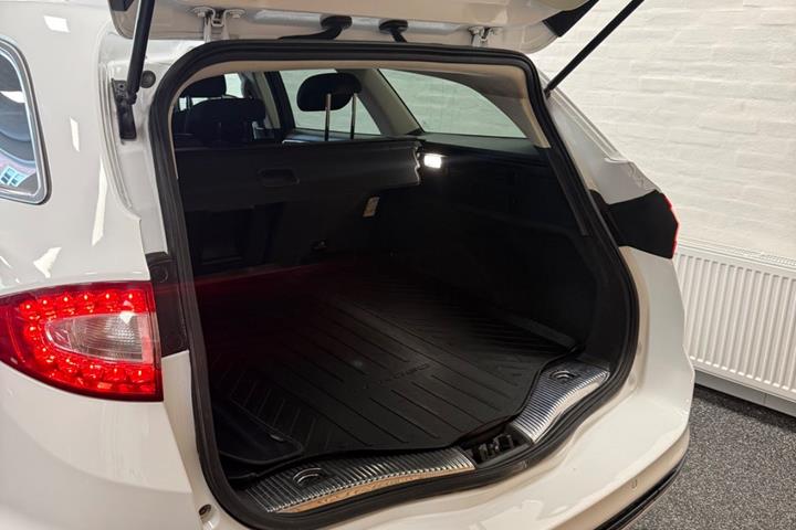 Hvid Ford Mondeo fra 2019