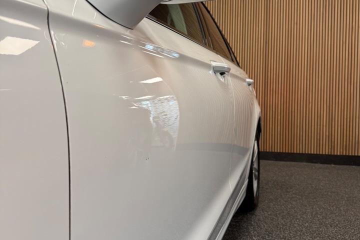 Hvid Ford Mondeo fra 2019