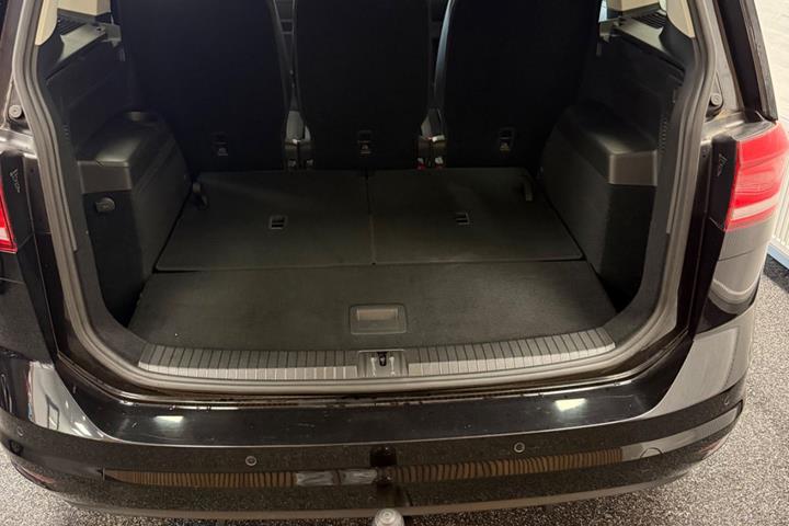 Sort VW Touran fra 2019