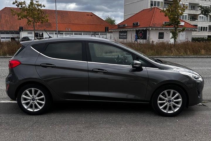 Grå Ford Fiesta fra 2018