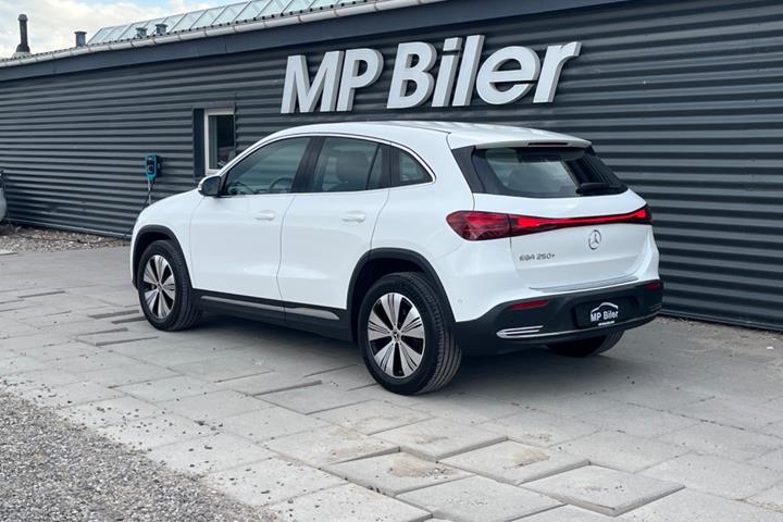 Hvid Mercedes EQA250+ fra 2024