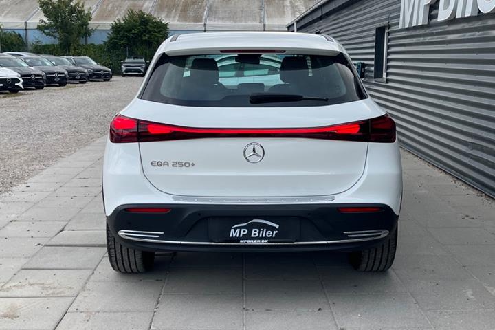 Hvid Mercedes EQA250+ fra 2024