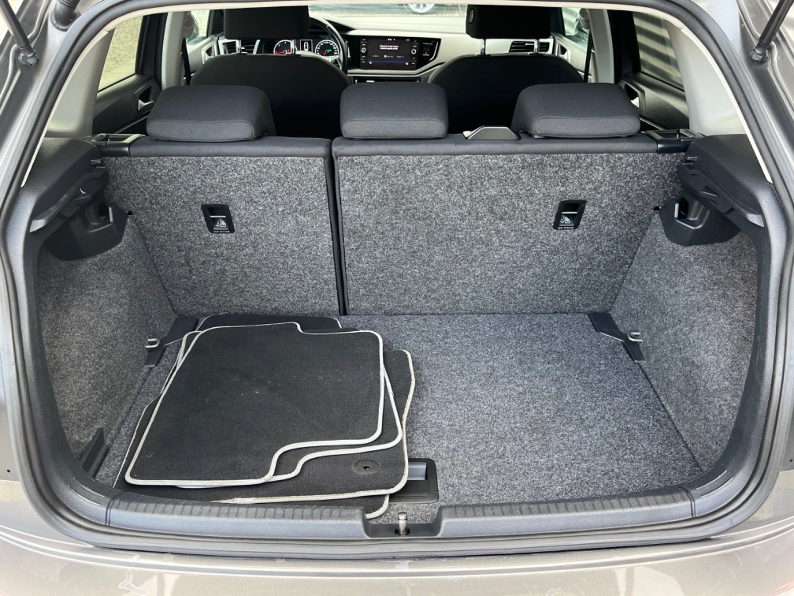 Grå VW Polo fra 2019