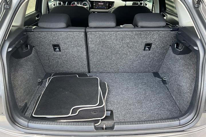 Grå VW Polo fra 2019