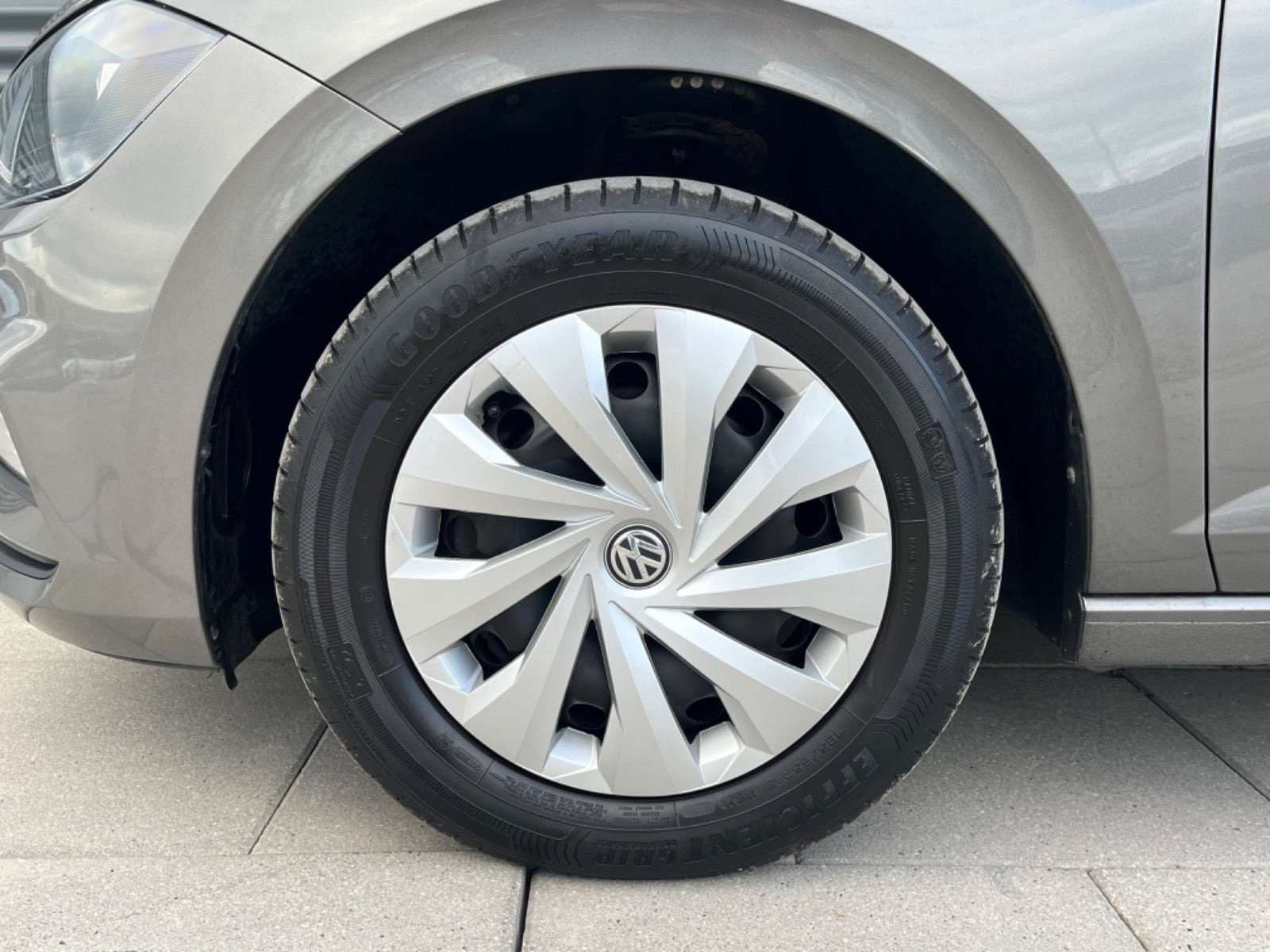 Grå VW Polo fra 2019